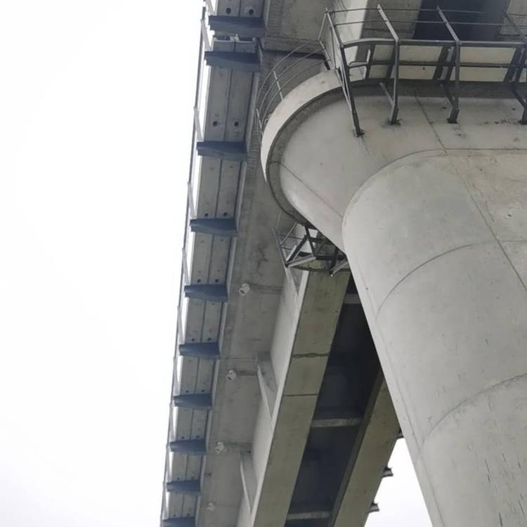 鋼橫梁釆用高強度低合金鋼材焊接成型的人行道鋼結構替代傳統的三角形鋼支架，有效增大了人行道鋼結構的受力承載面積，顯著提高了整個結構的承載能力。適用范圍：時速為160～200Km/h的各類、鐵路橋梁的簡支T梁人行道。